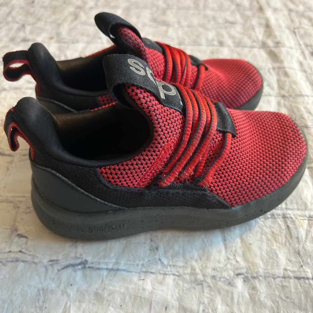 ADIDAS LITE RACER ADAPT 7.0 TRAINERS IN RED AND BLACK (2024) BOYS SIZE 12K